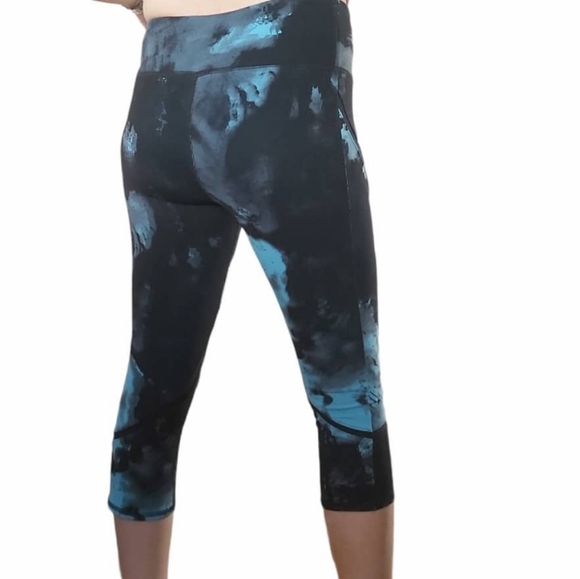 ALO Yoga whisper Capri legging - Picture 14 of 15